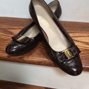 SALVATORE Ferragamo Brown Alligator Vara Bow pumps size 10 B EUC